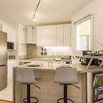 Superbe T2 Renove Avec Balcon Et Parking, A 150m De La Grande De - Fr-1-3-517 *
