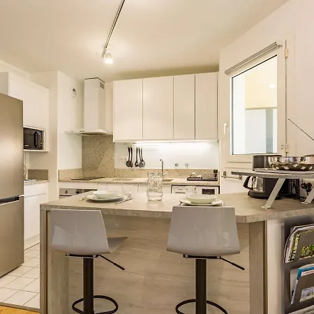 Superbe T2 Renove Avec Balcon Et Parking, A 150m De La Grande De - Fr-1-3-517 *