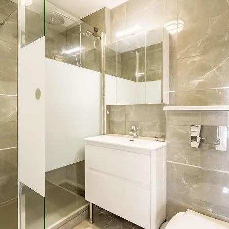 Apartment Superbe T2 Renove Avec Balcon Et Parking, A 150m De La Grande De - Fr-1-3-517 *