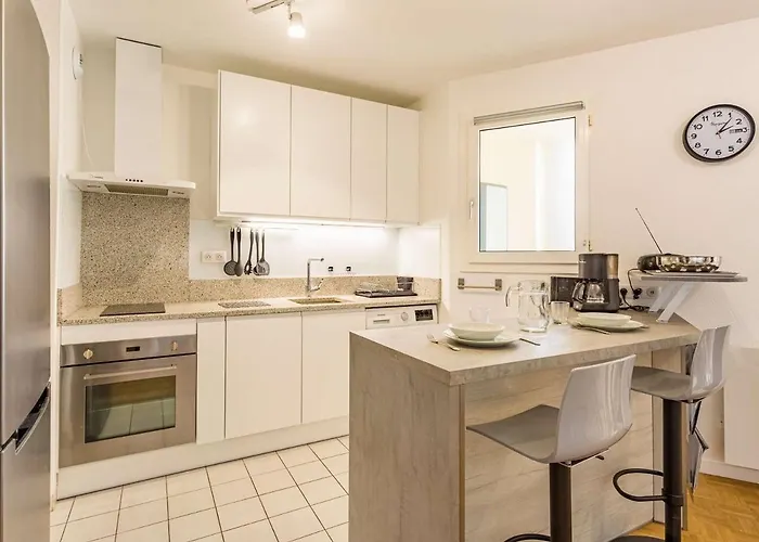 Superbe T2 Renove Avec Balcon Et Parking, A 150m De La Grande De - Fr-1-3-517 * Biarritz