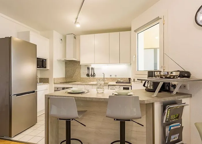 Superbe T2 Renove Avec Balcon Et Parking, A 150m De La Grande De - Fr-1-3-517 *