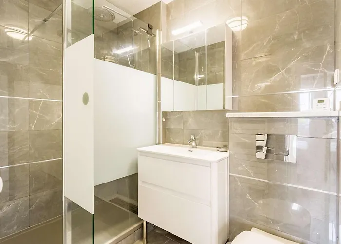 Appartement Superbe T2 Renove Avec Balcon Et Parking, A 150m De La Grande De - Fr-1-3-517 *